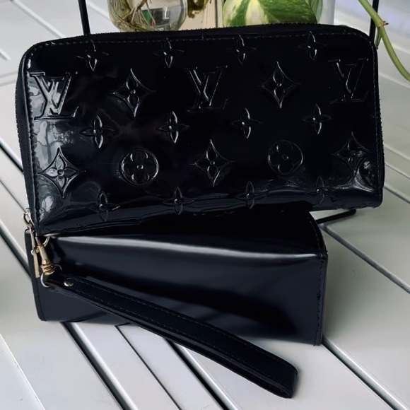 Louis Vuitton Handbags - Louis Vuitton Black Vernis Monogram Zippy Wallet